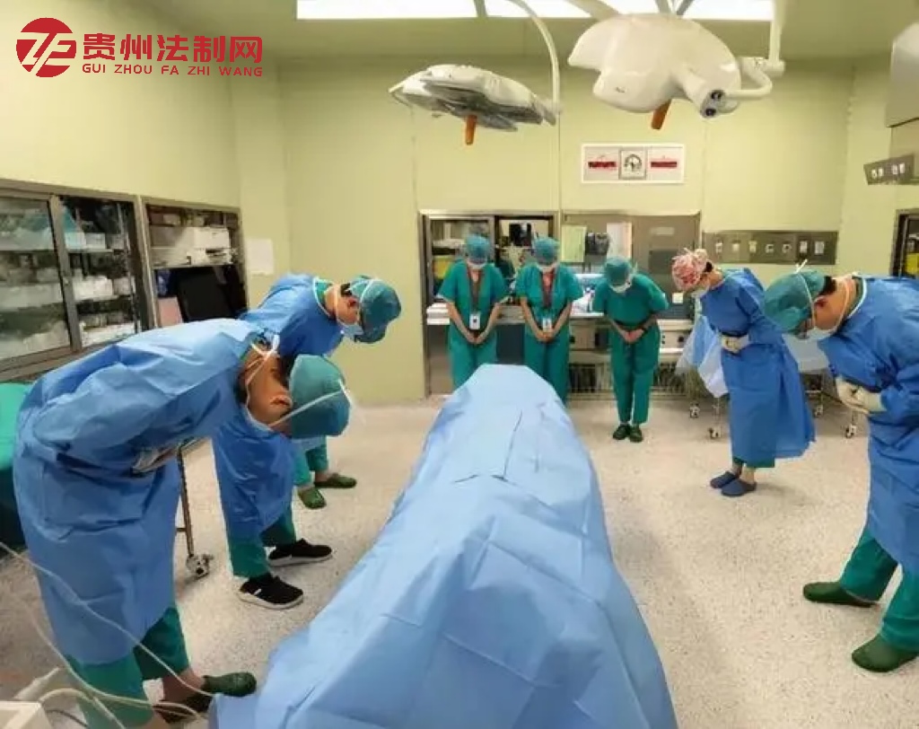 问：老王意外离世，他生前曾说想在死后捐献器官、遗体，但未留下书面材料和遗嘱，这时他的家人能决定捐献吗？