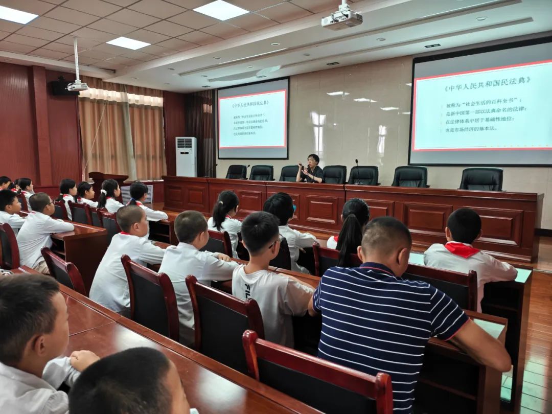 上好“开学第一课” 敲响“法治教育铃”