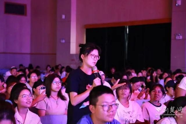 司法人员为大学生讲“反诈课” 司法人员为大学生讲“反诈课”