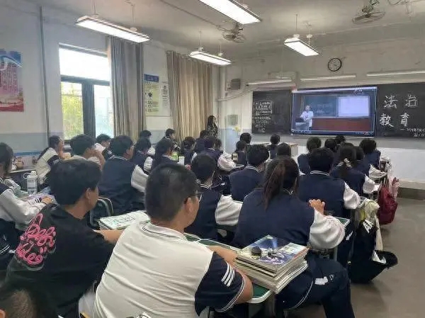 法制教育进校园 护航青春伴成长