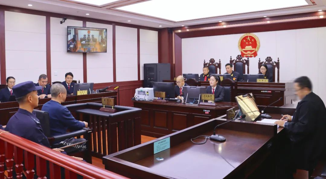 乌兰察布市中级人民法院院长公开开庭审理一起刑事案件