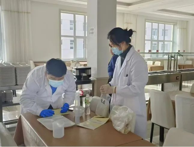 食品快检“进食堂” 站好食安“保胃岗” 黑龙江省伊春市检验检测中心开展食品安全快检活动