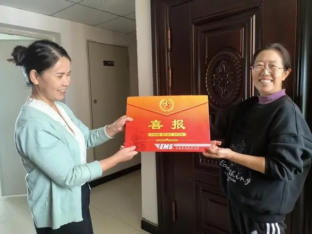修文县龙场街道：喜报送上门 荣誉暖人心