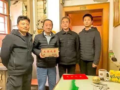 光荣送到家，情暖军属心